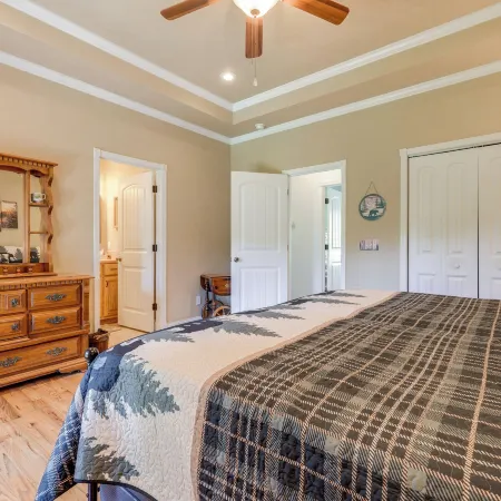3 Mi to Hiawassee: 'Berry Cute Country Cottage'