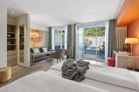 Ascona Lodge, Pool & Garden Retreat