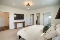 3 Mi to Bear Lake: Home w/ Hot Tub & Huge Patio! - Wifi