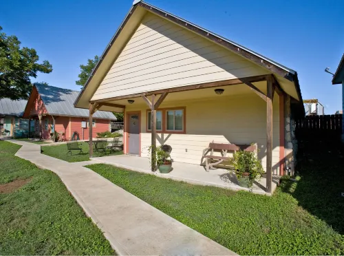 ブランコ リバーサイド コテージズ & RV