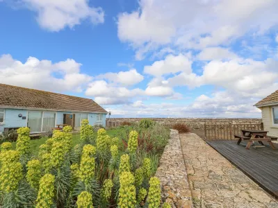 Little Beach Hotels near Seaview Wildlife Encounter