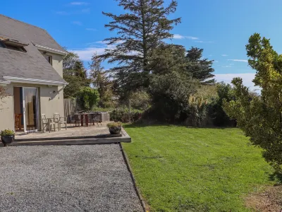 Seafield Hotels near Huntington Castle & Gardens