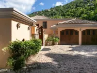 Villa Delfina- Private Beach! Spacious 5 Bedroom Villa in Lower Peter Bay! Hotels in Central