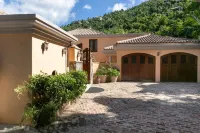 Villa Delfina- 4 min walk to Private Peter Bay Beach! 5 Bedroom Villa with pool. Hotels near Trunk Bay