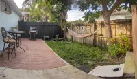 Cozy Apartment with Fence Courtyard private for your Pet. Hotels near Walmart Supercenter