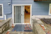 Walk to Beach and Lake Access Cozy Redmond Apt!