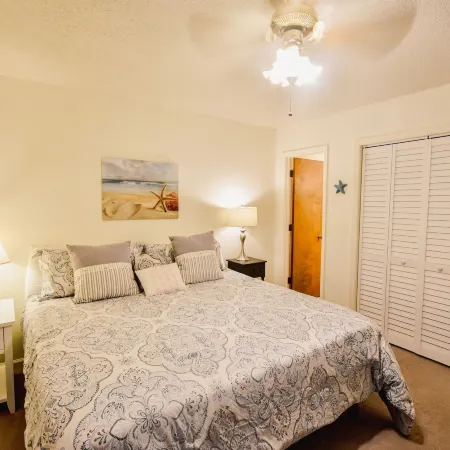 Hermitage 1g 2 Bedroom Condo by RedAwning