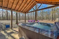 Whispering Oaks Broken Bow Cottage Near Hiking! - parking