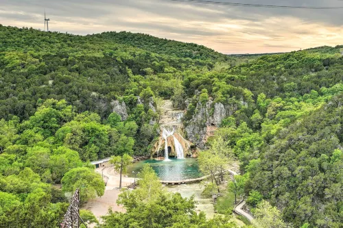 '雪松瀑布小屋4號'：坐落在蜂蜜溪旁