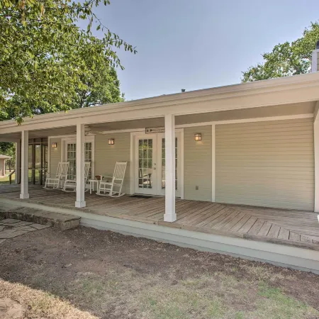 Lovely Pottsboro Home w/ Patio & Fire Pits!