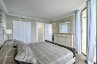 Waterfront Resort Condo w/ Private Beach & Pool - Wifi