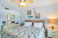 < Half-mi to St. Pete Beach: Condo w/ Pool!