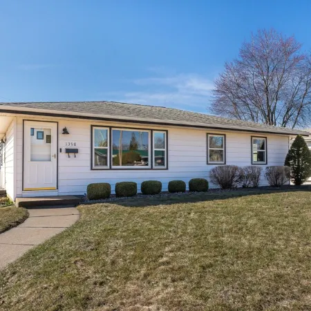 Charming 3 Bedroom 2.5 Bathroom House centrally located in Dubuque IA.