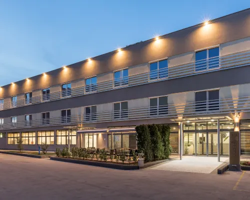 Hotel Mondo Hotels near Lora