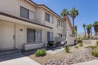 Palm Springs Abode w/ Pool Access, Near Golfing - appartements de vacances