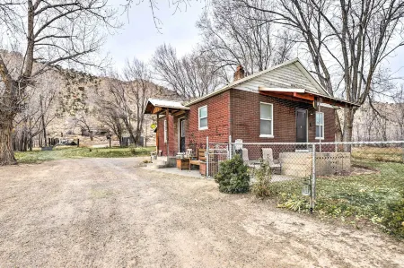 Cozy Helper Home w/ Fenced Yard, Pets Welcome Отели в г. Карбон Каунти