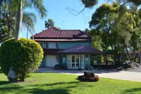 Puffers Inn Hotels in Russell Island