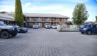 Rodney Motor Inn - parking