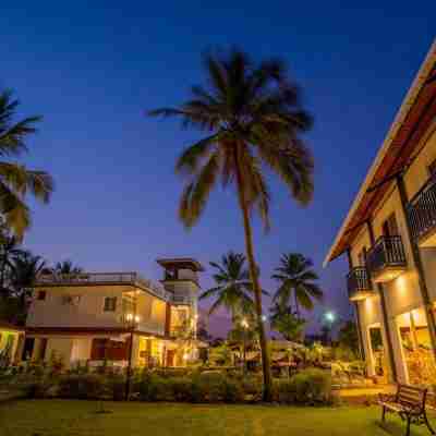 La Vaiencia Beach Resort, Morjim Beach Hotel Exterior