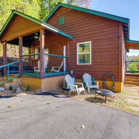 < 1 Mi to Dtwn: Pet-friendly Cabin in Murphy!