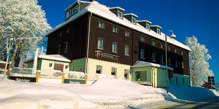 Schwarzes Ross Hotel & Restaurant Oberwiesenthal Отели рядом с достопримечательностью «Фихтельберг»