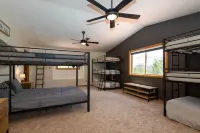 Cozy Cabin w/ Hot tub near amazing fishing lake!