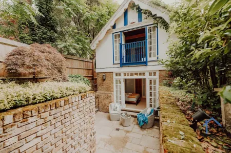 Unique Boathouse 2 bed 2 bath detached free parking x4