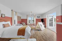 7bdr w/ Private Pool, Hot Tub, Fire Pit, Walk to Beach Tidal Wave by Avantstay