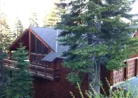 Cozy Cabin 5.5 Bedrooms, Forest/Mountain View 3 Decks 2 Masters Hot Tub 4200Sqft