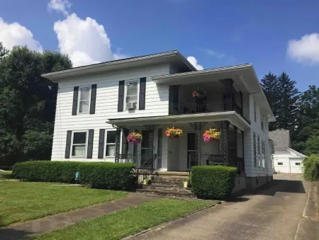 Cozy, Quaint, entire 1 Bedroom Apt.