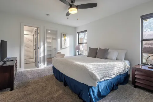 사우스 콩그레스 및 바튼 크릭 클락스버그까지 몇 걸음, 바비큐 및 게임 있는 프라이빗 야드