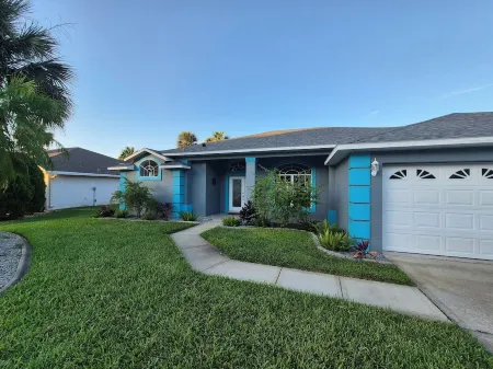 Sadie's Daytona private pool home with 5 king beds , pool table and arcade games