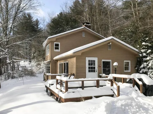 Serene Riverfront StayThe Mill River Cabin - Country Houses
