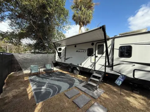 Camper in Zephyrhills with Wi-Fi 澤弗希爾斯酒店