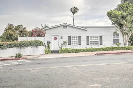 San Diego Home w/ Deck & Yard - 2 Blocks to Bay! Отели рядом с достопримечательностью «Пойнт Лома»
