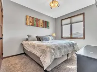 Charming 3-bedroom condo with stunning lake views in fabulous Arnolds Park, IA 아놀드 파크 호텔