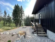 Mountainside Getaway with Games Room Hotels in Blairmore