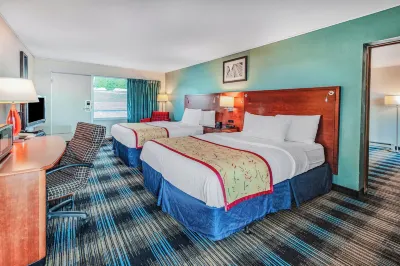 Days Inn & Suites by Wyndham St. Ignace Lakefront
