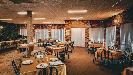 Mountain Creek Motel Bar & Restaurant Отели в г. Тавонга