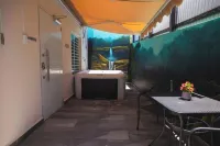 Les Guest House Apartment with Jacuzzi and Pool