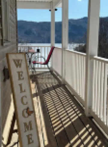 Vacation Home with 8 beds & fast WiFi with view of the Adirondacks & Lake George