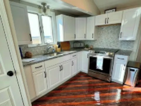 Beach Condo with a view! 3-bedroom with balcony porch! โรงแรมในHampton Beach