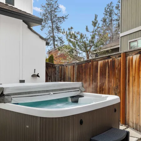 Hot-Tub, 30 Min from Mt. Bachelor