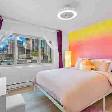 2BR Designer Condo, Free Parking, Convention Ctr Rooms