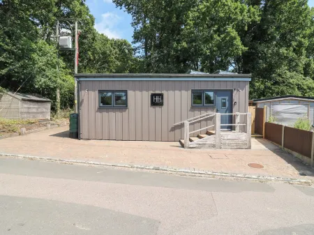 Hub House Отели рядом с достопримечательностью «Pett Level Beach»