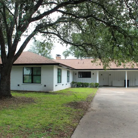 Newly Remodeled Farmhouse, 12 Minute Walk to Campus. 3Bd 3ba with Bonus Room
