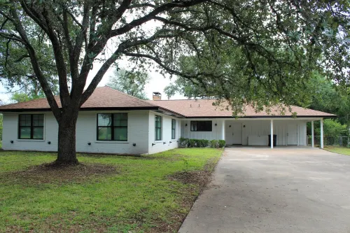 Newly Remodeled Farmhouse, 12 Minute Walk to Campus. 3Bd 3ba with Bonus Room