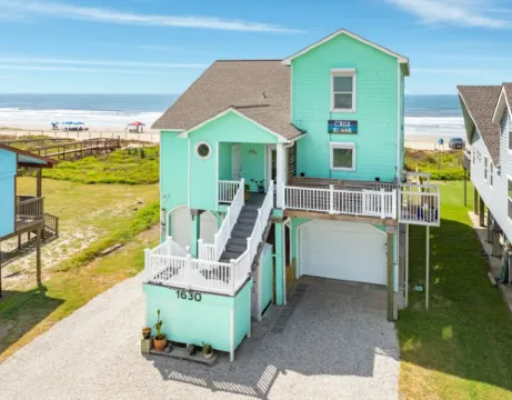 Spacious Beachfront 4-bedroom house in fabulous Surfside Beach with tiki bar