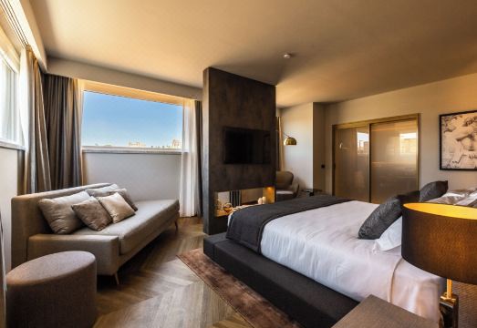 Fontart Tritone의 세련된 객실 내부 전경