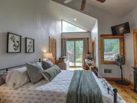 Cozy Lake Front Cabin on Chain Lake! Hotele w: Pend Oreille County